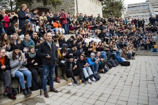 A Brigue-Glis, trois écoles dont le lycée-collège Spiritus Sanctus, bénéficieront d'un installation de chauffage à bois d'ici une année (photo d'illustration). KEYSTONE/JEAN-CHRISTOPHE BOTT